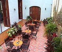 hotel-tejadillo-patio